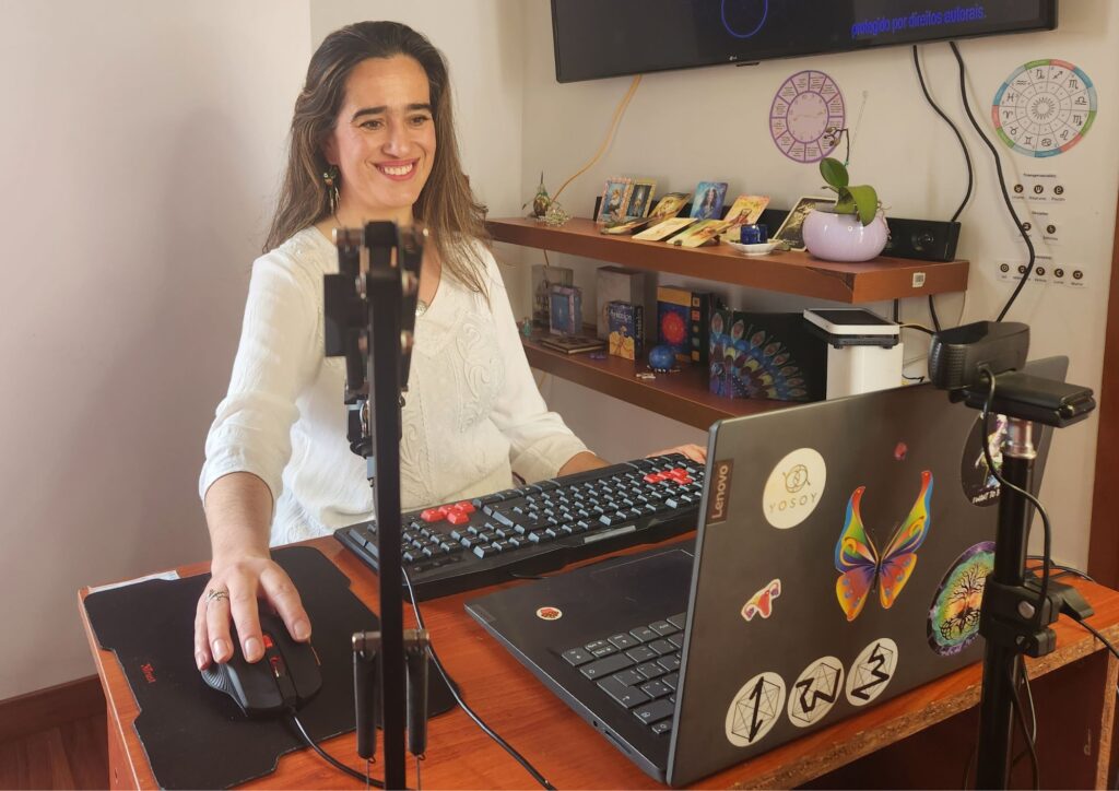 Cata Heincke guiando una sesión de acompañamiento virtual desde su espacio sagrado, con altar, símbolos y tecnología al servicio del alma.