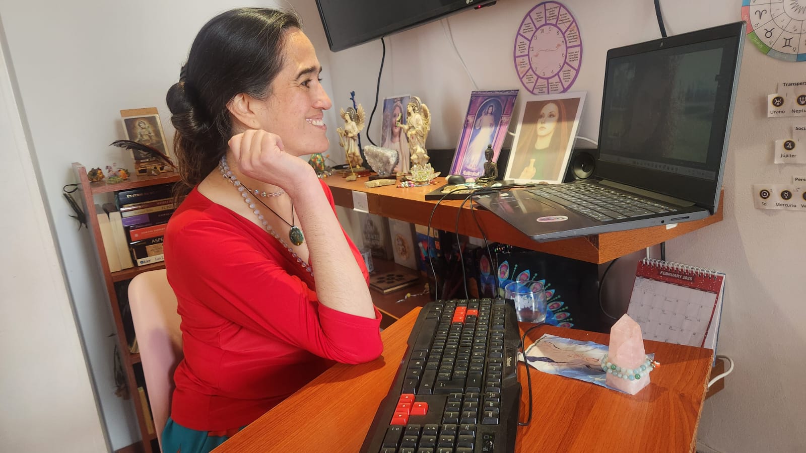 Cata Heincke guiando una sesión virtual desde su altar personal, sosteniendo procesos de transformación a distancia.